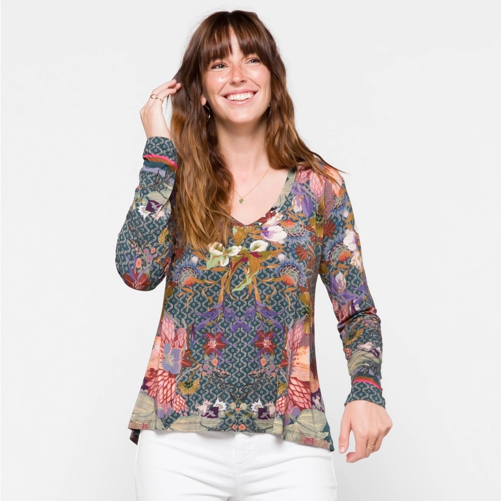 Johnny Was aran flower favorite long sleeve v-neck swing tee size L